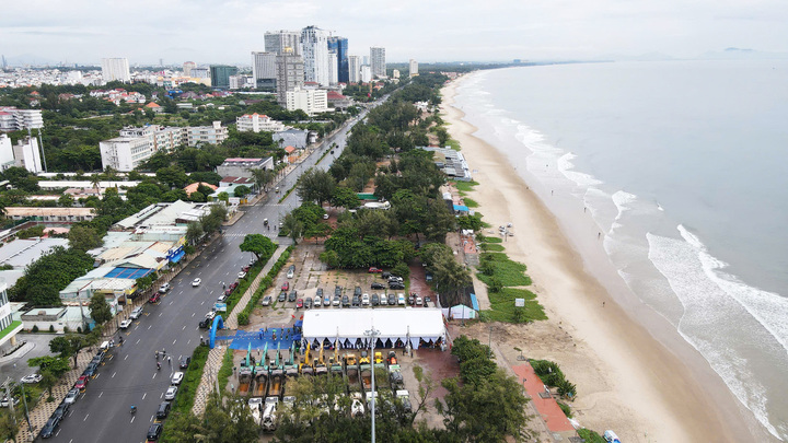 Thuy Van beach seen from above. (Photo: Quang Vu)