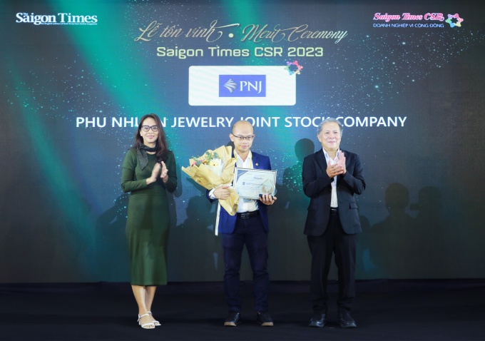 Đại diện PNJ tại lễ vinh danh Doanh nghiệp vì cộng đồng tại Saigon Times CSR 2023. Ảnh: Bích Tuyền