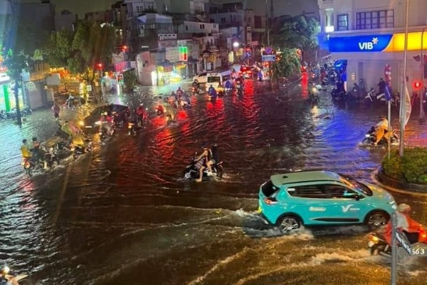 พายุฝนฟ้าคะนองรุนแรงและฟ้าผ่า น้ำท่วมทั่วเมืองโฮจิมินห์