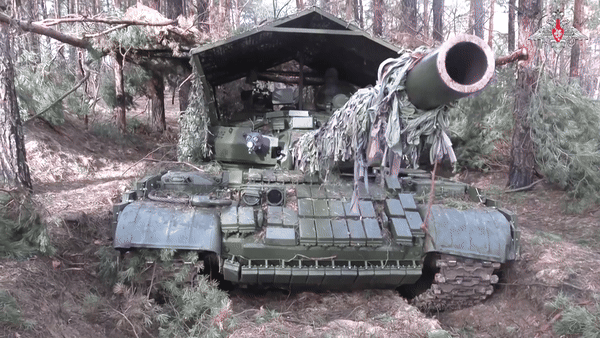 Xe tăng T-62M Nga sống sót kỳ diệu sau khi bị 10 UAV tự sát tấn công- Ảnh 5.