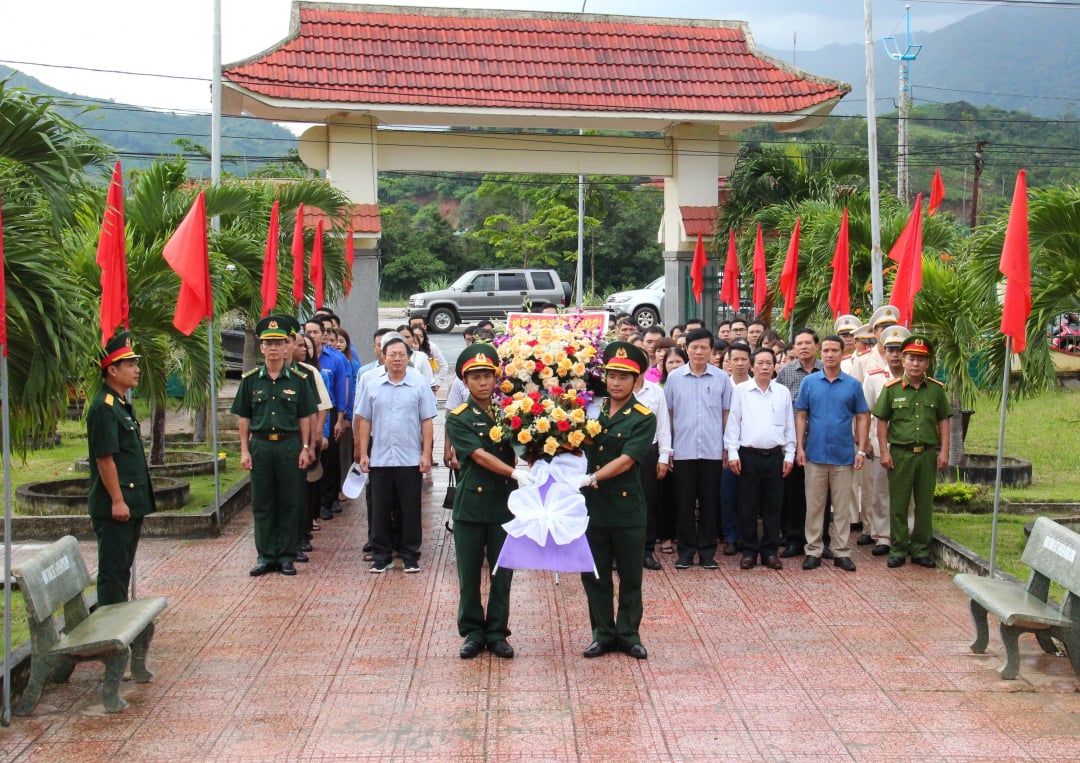 Đoàn cán bộ ngành Tuyên giáo viếng Nghĩa trang Liệt sỹ huyện Krông Bông.