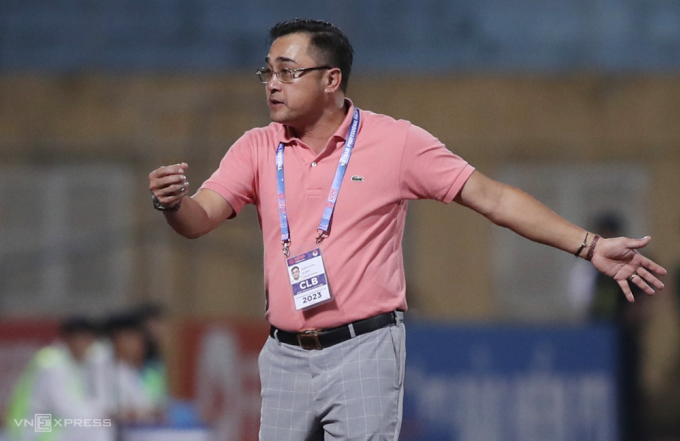 Coach Nguyen Duc Thang reacted to the referee when Binh Dinh lost 2-3 on Hanoi's field on July 17. Photo: Lam Thoa