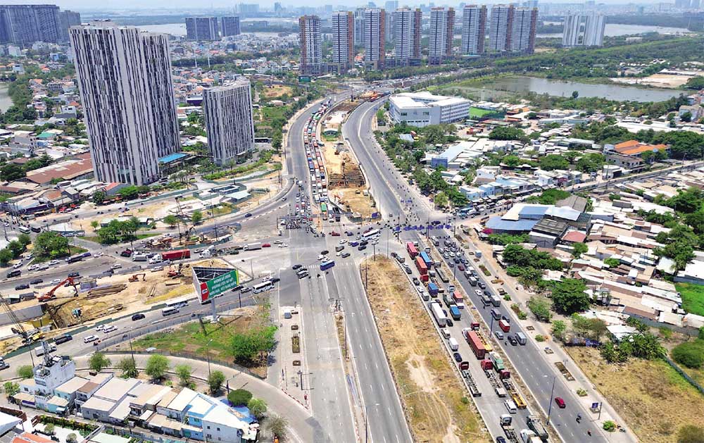 Die modernste dreistöckige Kreuzung An Phu in Ho-Chi-Minh-Stadt: Laut dem Ho-Chi-Minh-Stadt Traffic Construction Investment Project Management Board (Investor) wurde mit dem Bau der Kreuzung An Phu Ende 2022 begonnen, die voraussichtlich bis zum 30. April 2025 abgeschlossen sein wird. In dieses Projekt wurden mehr als 3.400 Milliarden VND investiert, und es gilt als die modernste Kreuzung in Ho-Chi-Minh-Stadt.