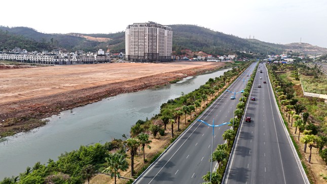 Gros plan du terrain pour construire un centre commercial de 5 200 milliards de VND à Ha Long photo 3