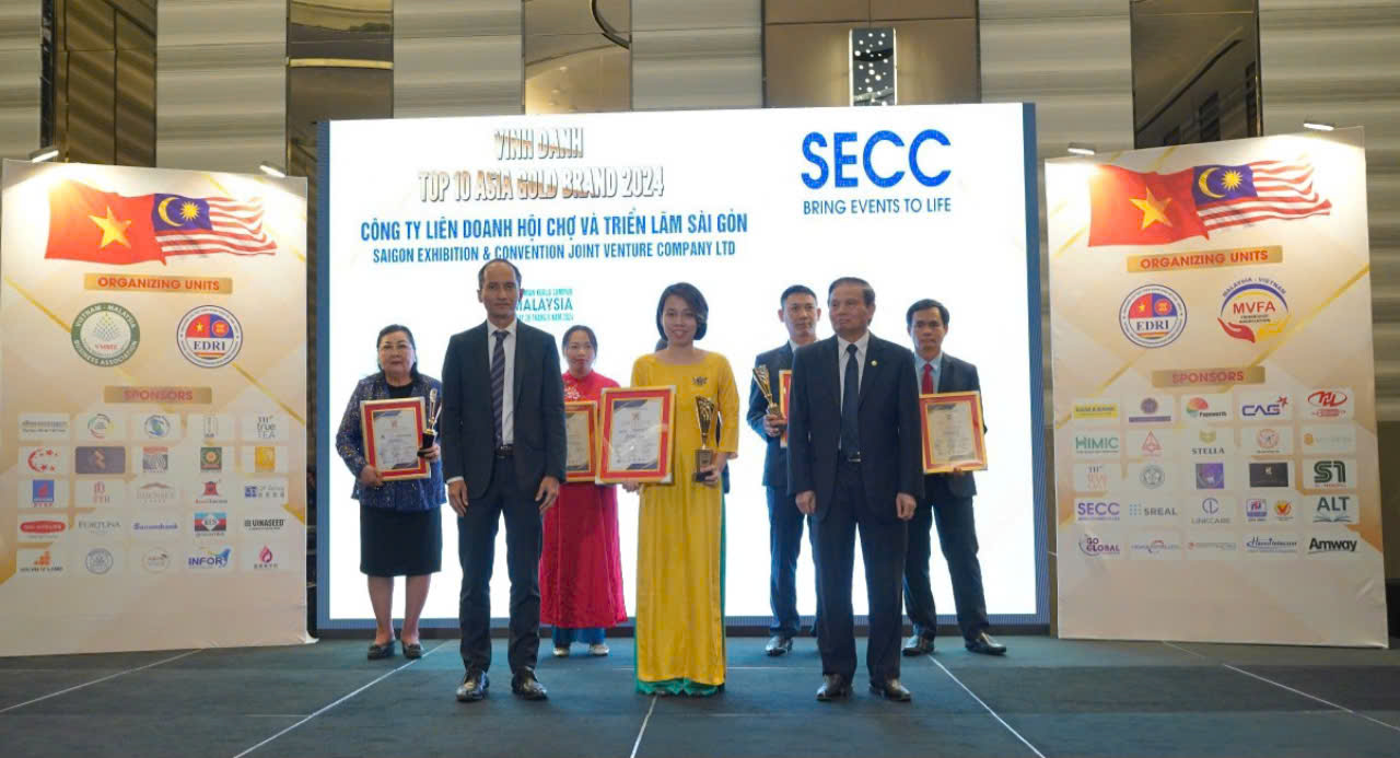 Đại diện SECC nhận giải 