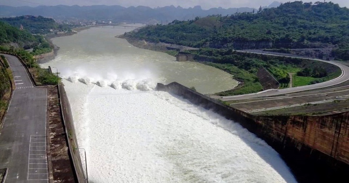 Wasserkraftwerk Hoa Binh öffnet drei Schleusentore, Wasserstand des Roten Flusses steigt