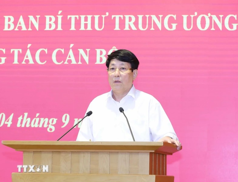 Politbüromitglied und ständiges Mitglied des Sekretariats Luong Cuong hielt eine Rede und teilte den ernannten Mitarbeitern die Aufgaben zu. Foto: VNA