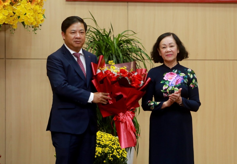 Bà Trương Thị Mai - Ủy viên Bộ Chính trị, Thường trực Ban Bí thư, Trưởng ban Tổ chức Trung ương chúc mừng và tin tưởng Tân Bí thư Tỉnh ủy Quảng Nam Lương Nguyễn Minh Triết sẽ hoàn thành tốt nhiệm vụ. Ảnh: Hoàng Bin