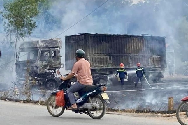 Xe container bốc cháy dữ dội kèm tiếng nổ lớn ảnh 1