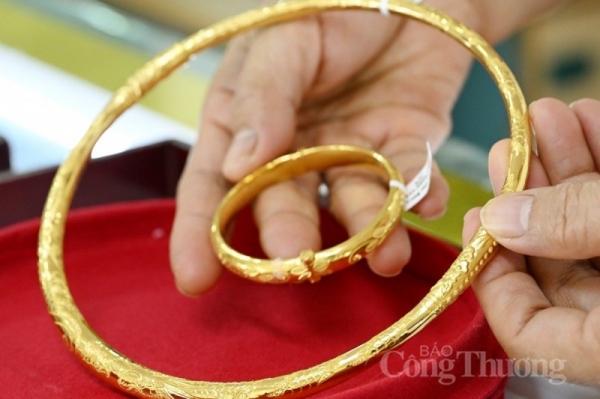 Gold rings and world gold prices both slightly decreased