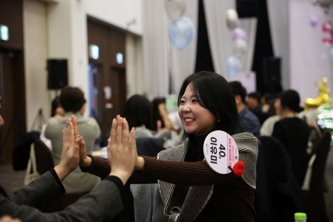 イ・ユミさん（３６）は１１月１９日、城南市政府が主催した婚活イベントに出席した。写真：ロイター