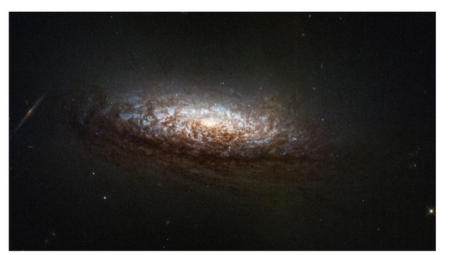 El telescopio Hubble captura una imagen vívida y exquisita de una galaxia cercana (foto 1)