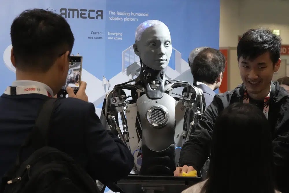 ameca robot ai hinh nguoi co the lam tho hinh 1