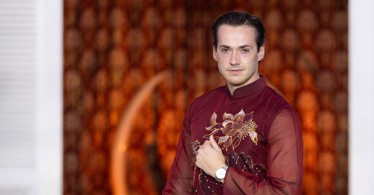 Más de 60 reyes varones vestidos con ao dai compiten en Mr World en el sitio de reliquias de Bach Dinh, Vung Tau