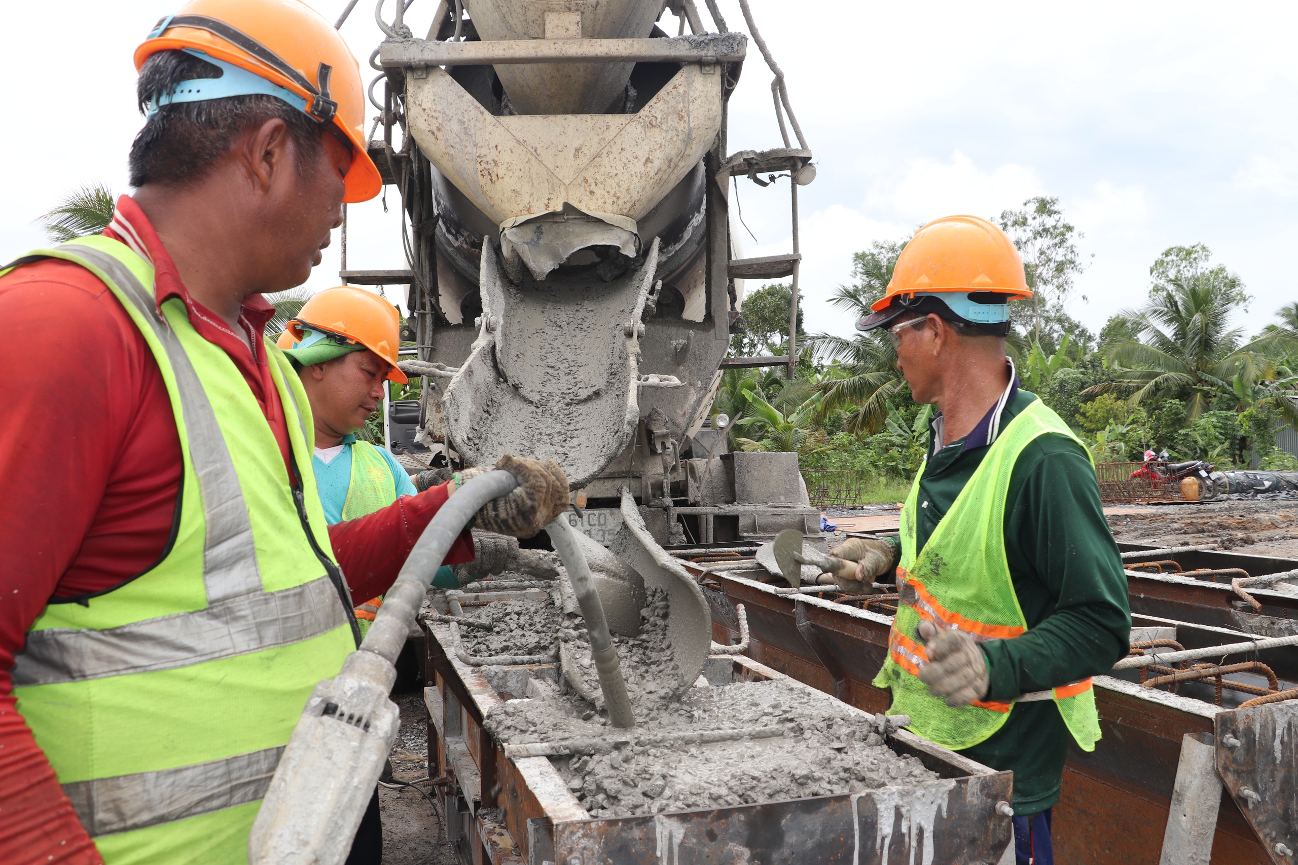 Bám công trường xuyên lễ, dồn lực thi công 37km cao tốc qua Hậu Giang- Ảnh 2.