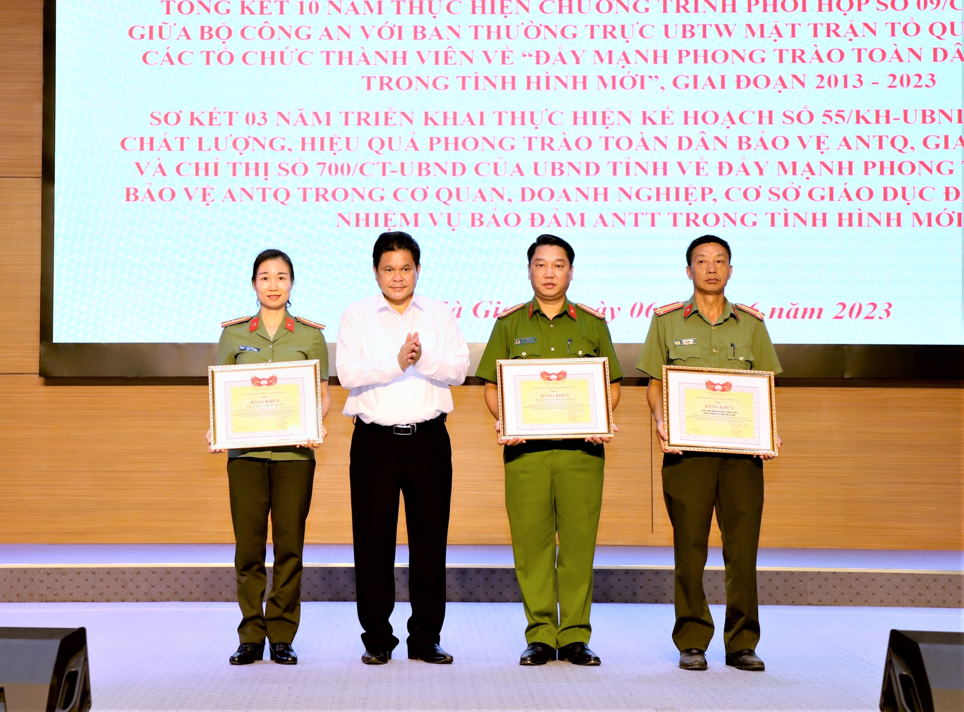 Chairman of the Provincial Fatherland Front Committee Vang Seo Con awarded Certificates of Merit to the collectives.