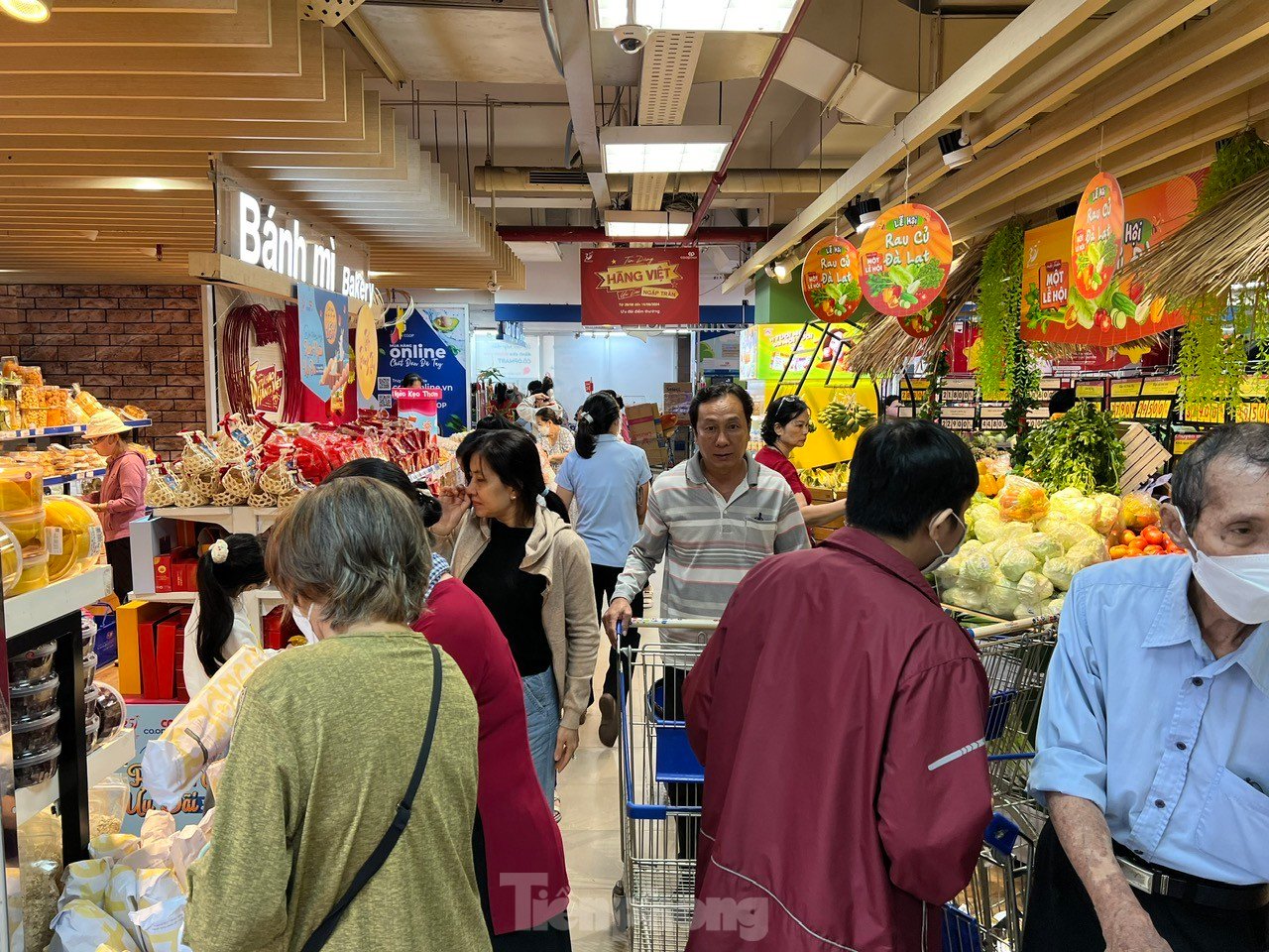 Khuyến mãi 'sập sàn', người dân TPHCM đổ vào trung tâm thương mại mua sắm dịp 2/9 ảnh 5