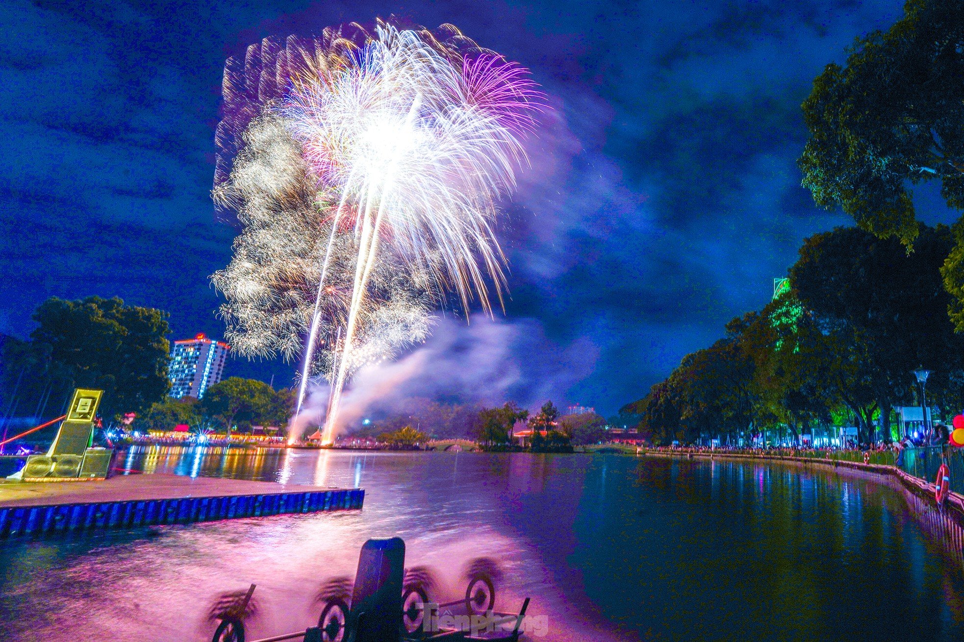 Junge Leute bleiben die ganze Nacht am Dam Sen auf, um das neue Jahr 2025 zu feiern. Foto 8