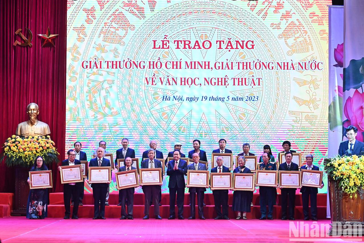 [Ảnh] Lễ trao tặng Giải thưởng Hồ Chí Minh, Giải thưởng Nhà nước về văn học, nghệ thuật năm 2022 ảnh 7