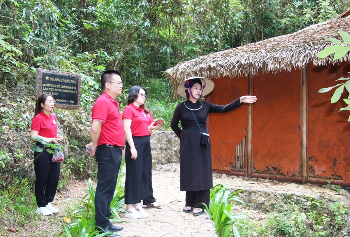 Bac Kan Newspaper reports on achievements and presents them to Uncle Ho at Pac Bo National Special Relic Site, photo 7