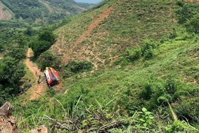 Urgent response to car rollover incident in Xuan Dai, Tan Son