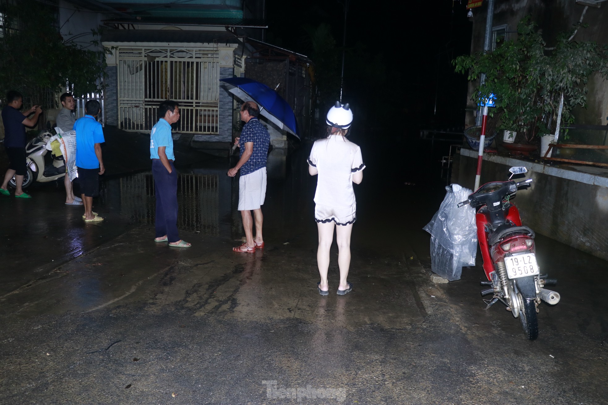 ទឹក​ទន្លេ​ក្រហម​ហក់​ឡើង ប្រជាជន Yen Bai ស្នាក់​ពេញ​មួយ​យប់​ដើម្បី​រៀបចំ​ខ្លួន​ដើម្បី​គេច​ពី​ទឹកជំនន់ រូបថត​ទី ១៥