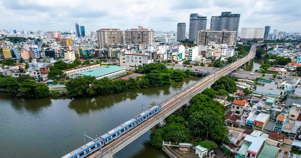 Vue d'en haut de la ligne 1 du métro Ben Thanh