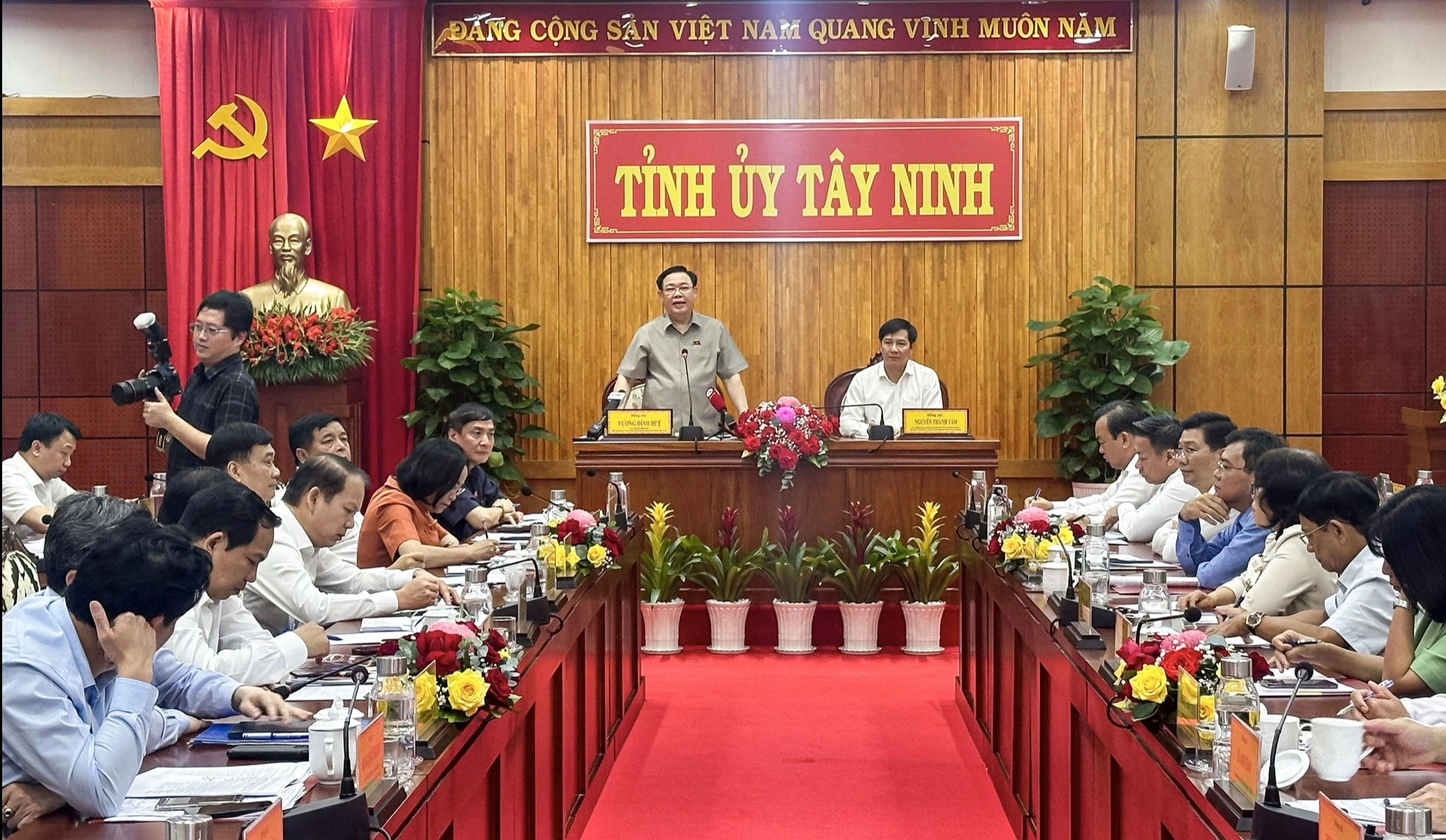 Le président de l'Assemblée nationale visite et travaille à Tay Ninh