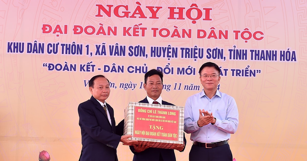 El Viceprimer Ministro Le Thanh Long asistió al Gran Festival de Solidaridad Nacional en Thanh Hoa