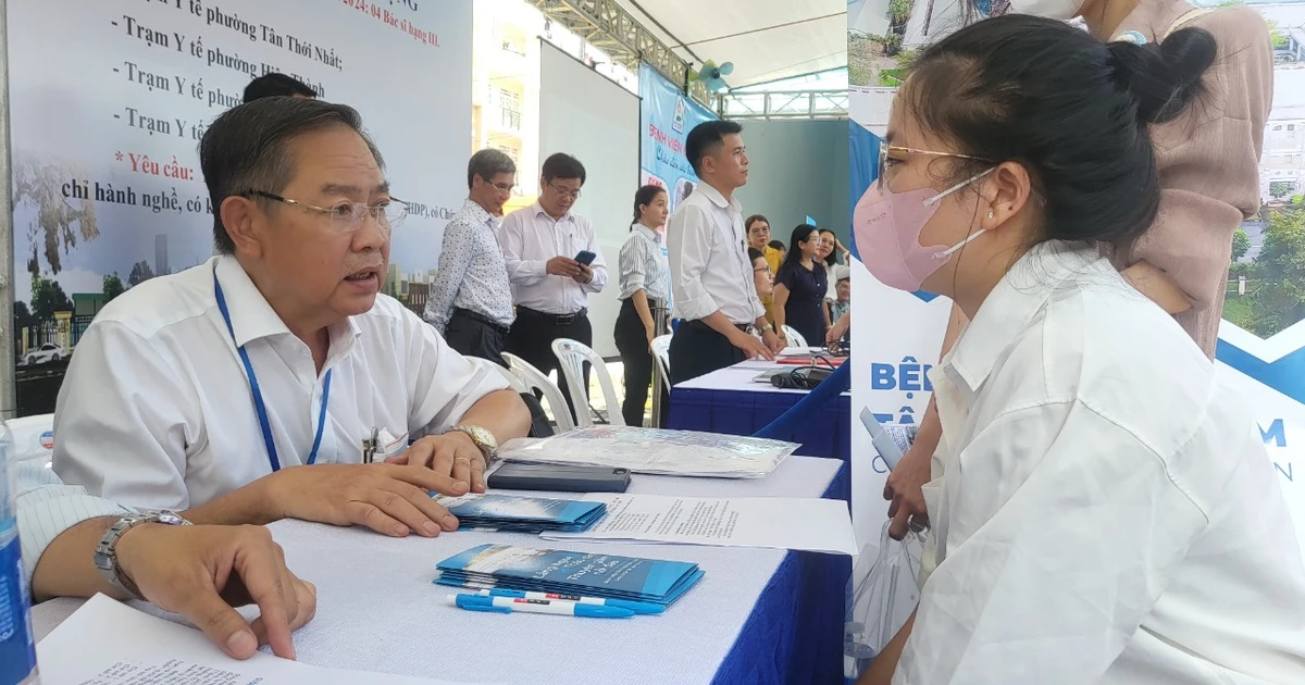 53 hôpitaux et centres médicaux de Ho Chi Minh Ville recrutent de jeunes médecins.