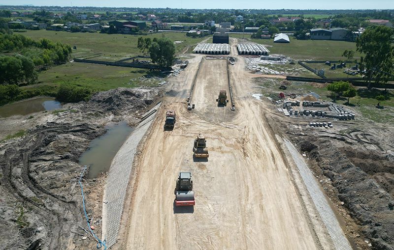 Construction of the project to renovate and upgrade National Highway 12A, Ba Don bypass section and Song Gianh Cement Factory bypass section. (Photo: Anh Tuan)