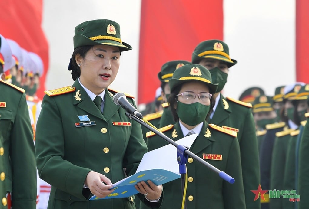 El ejército avanza para eliminar los sombreros flexibles para las oficiales femeninas