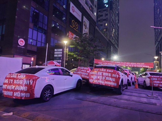 La gente estacionó sus autos para protestar contra el aumento de precios en el edificio de apartamentos TNR Gold Season el 19 de abril. Foto: Colaborador