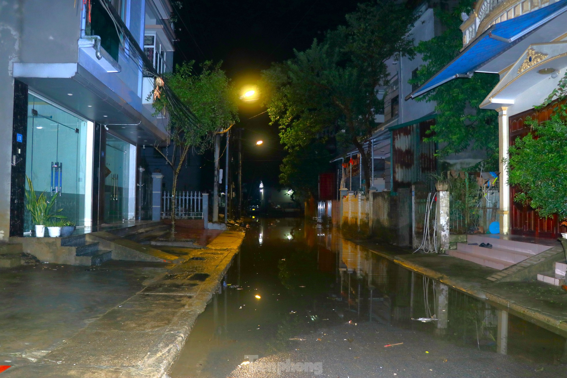 ទឹក​ទន្លេ​ក្រហម​ហក់​ឡើង ប្រជាជន Yen Bai ស្នាក់​ពេញ​មួយ​យប់​ដើម្បី​រៀបចំ​ខ្លួន​ដើម្បី​គេច​ពី​ទឹកជំនន់ រូបថត ៧