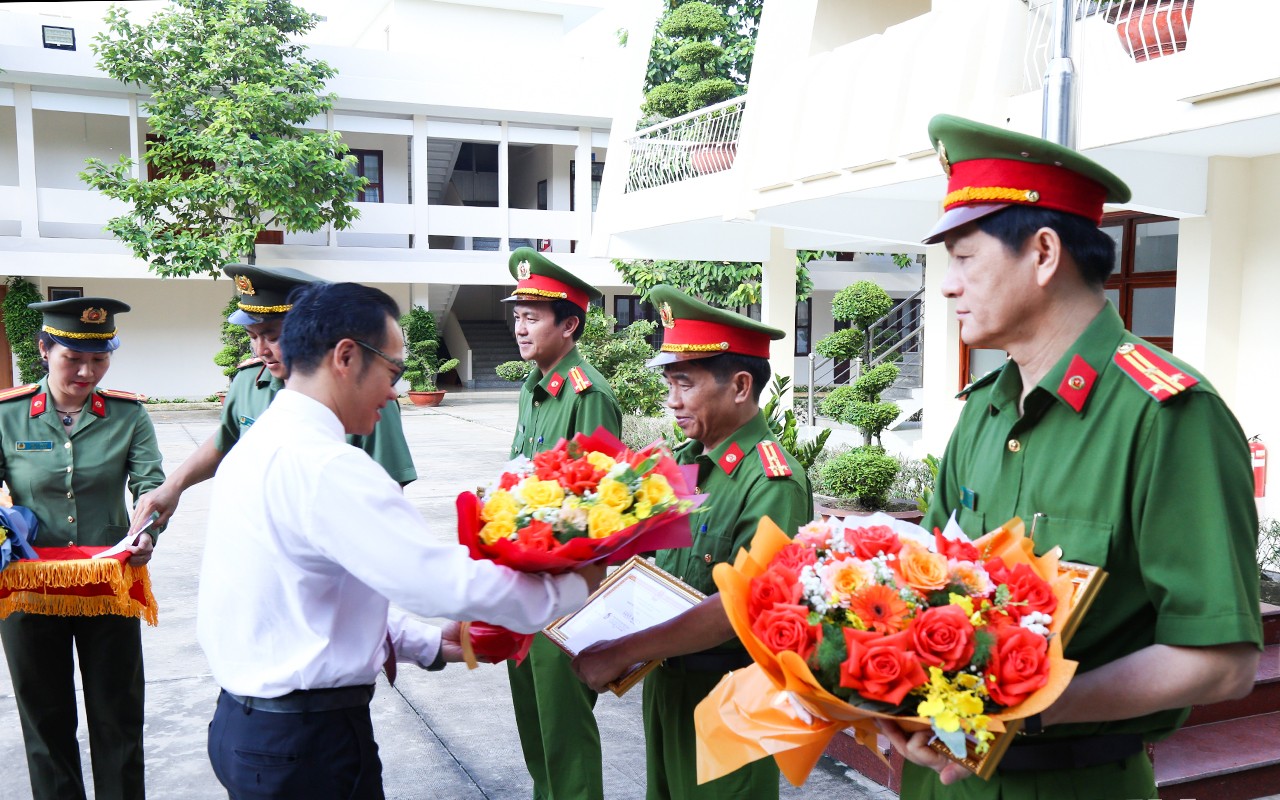 ព្រឹត្តិការណ៍ - Dong Nai: ផ្តល់រង្វាន់ដល់ក្រុមដែលស៊ើបអង្កេត និងបំភ្លឺករណីឃាតកម្ម (រូបថតទី 2) ។