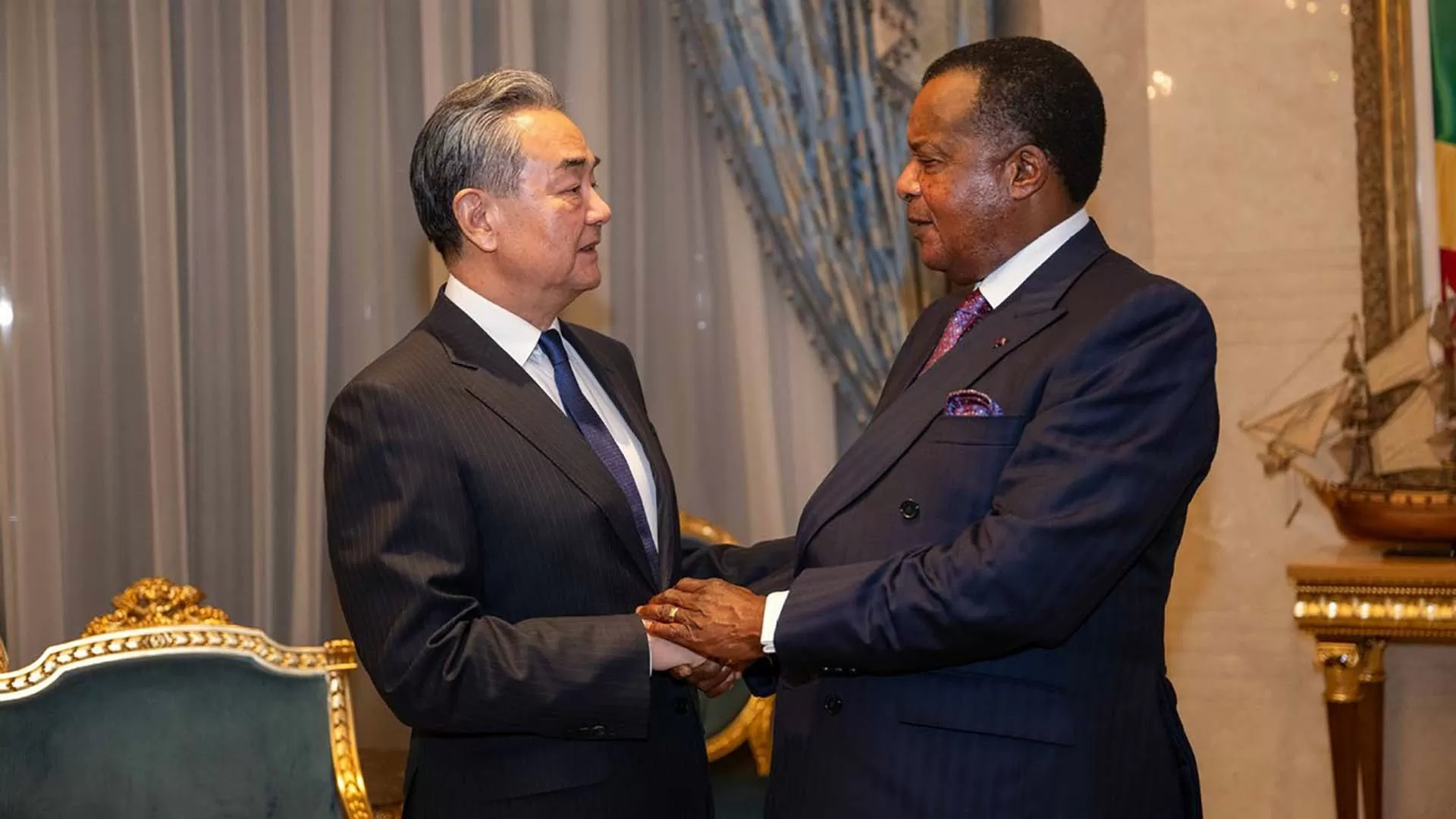 Tổng thống Cộng hòa Congo Denis Sassou Nguesso gặp Bộ trưởng Ngoại giao Trung Quốc Vương Nghị, ngày 7/1, tại Brazzaville. (Nguồn: Xinhua)