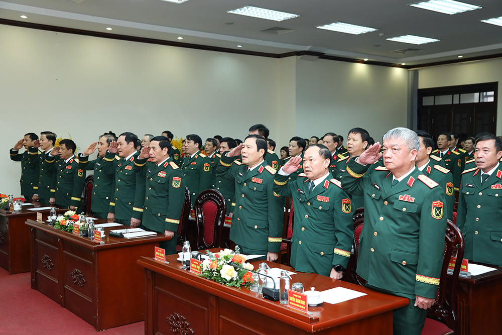 Entrega de la insignia de 40 años de militancia del Partido al general Nguyen Tan Cuong