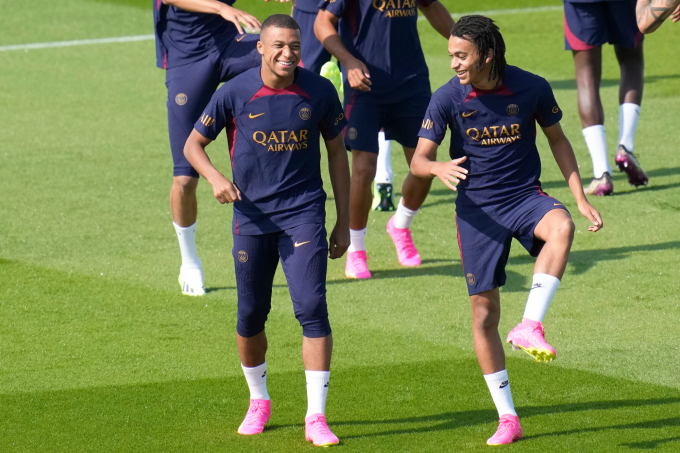 Kylian Mbappe (trái) tập cùng em trai Ethan tại Paris hôm 20/7, ngay trước khi bị loại khỏi chuyến du đấu châu Á. Ảnh: AP