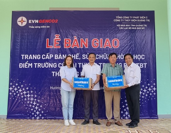 ក្លឹប​អ្នក​កាសែត​នារី Quang Tri ផ្តល់​អំណោយ​ជា​ច្រើន​ដល់​សិស្សានុសិស្ស និង​លោកគ្រូ​អ្នកគ្រូ​នៅ​តំបន់​លំបាក​រូបភាព ១