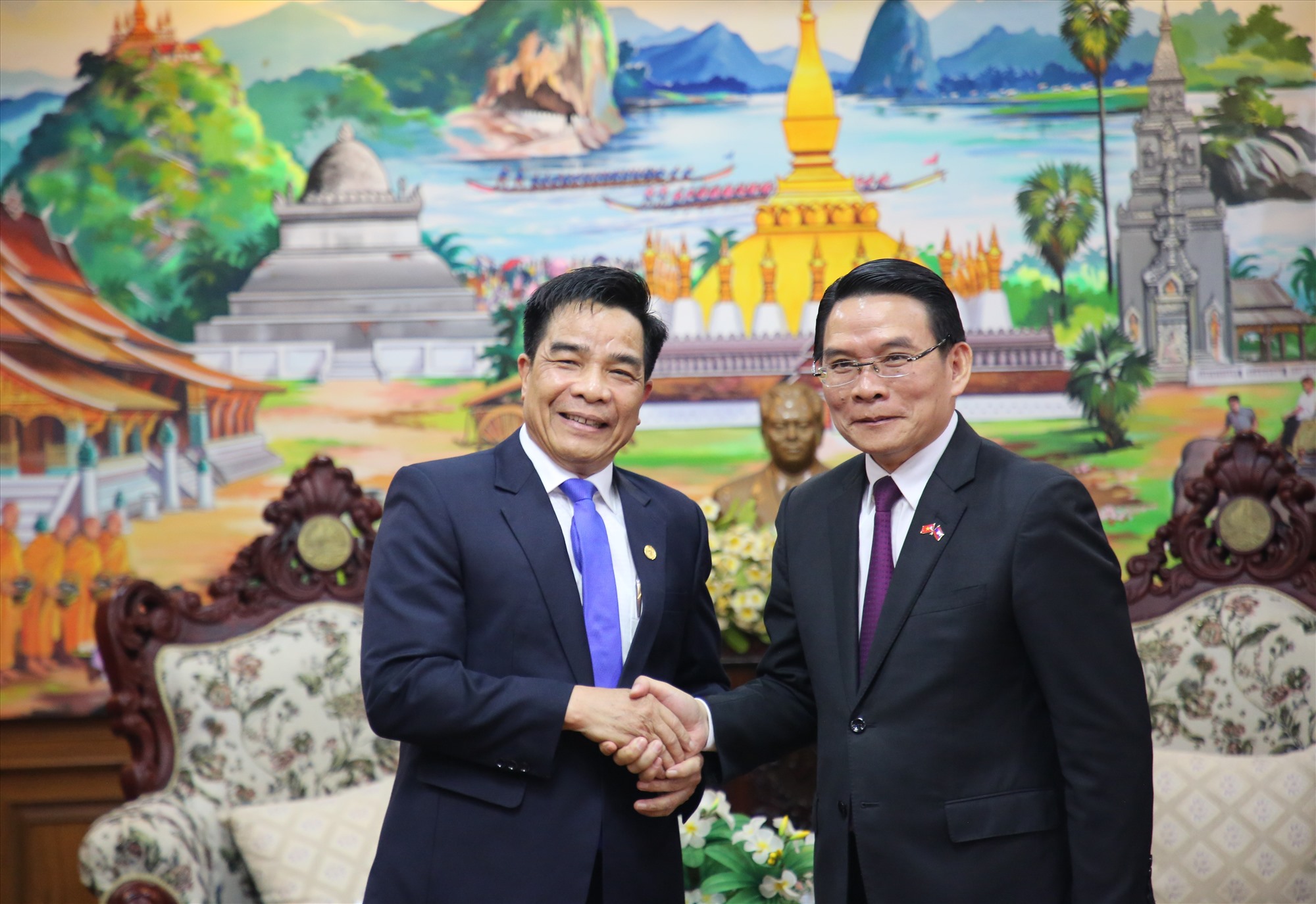 Leaders of Quang Nam and Champasak provinces expressed their feelings during the meeting. Photo: A.N