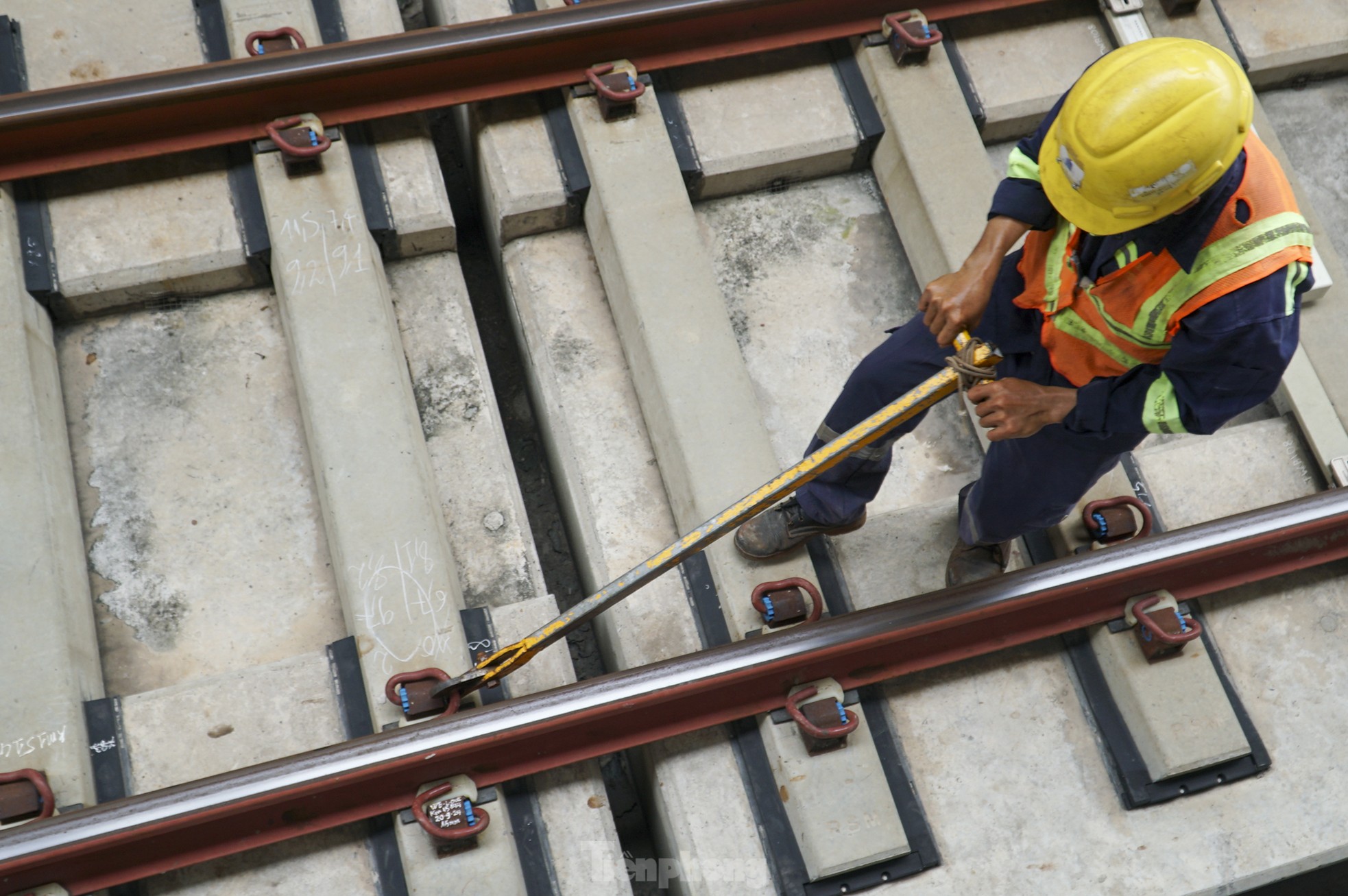 Tận thấy nhiệm vụ quan trọng đội kỹ sư đang thực hiện trong metro số 1 trước ngày vận hành ảnh 3