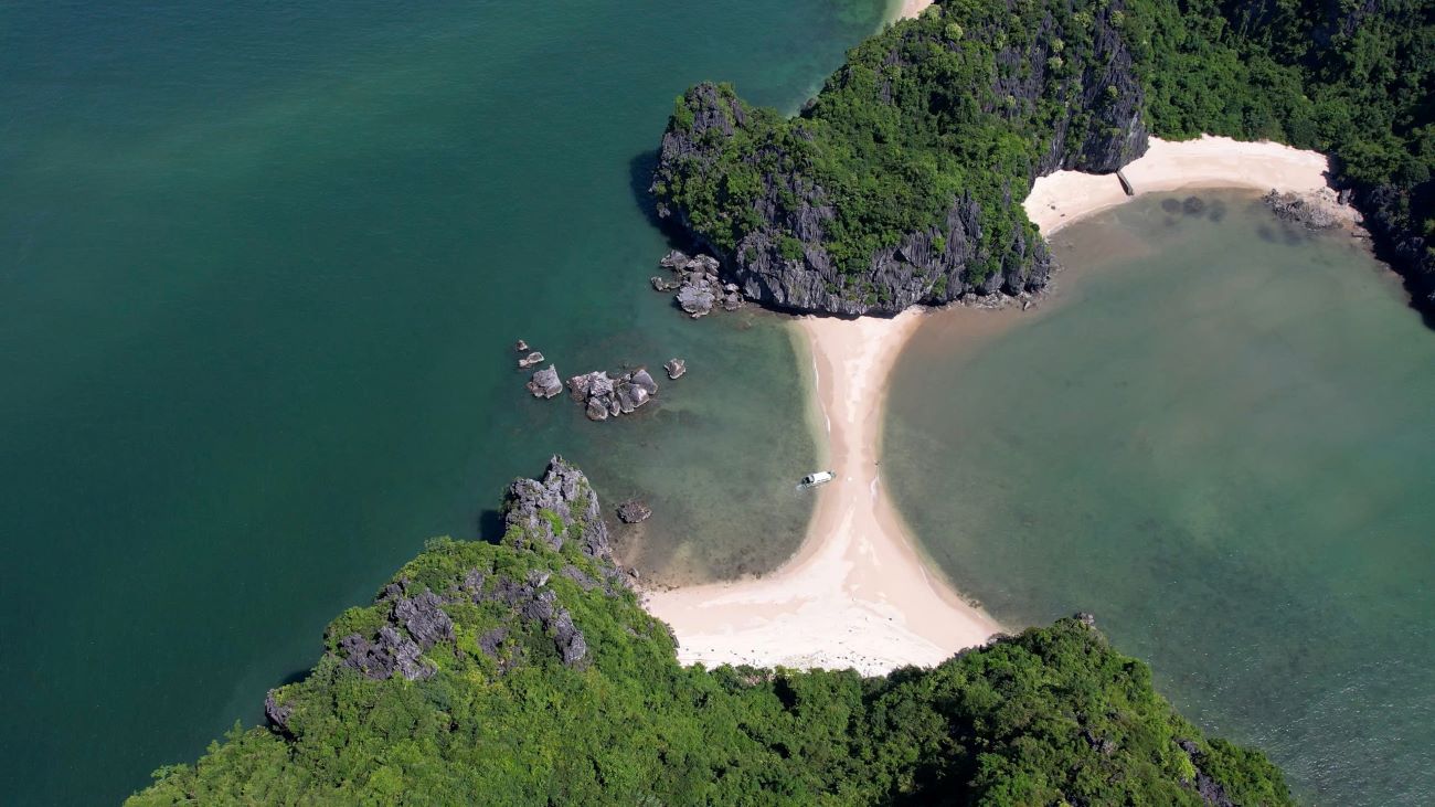 Currently, there are some billionaires and billionaire families who want to rent some of the pristine beaches in Ha Long Bay to organize small events for their families or small groups. Photo: Nguyen Hung