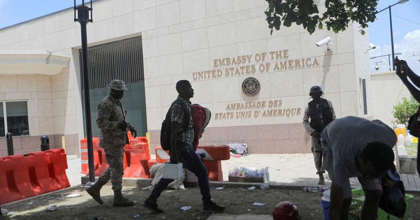 USA ziehen Personal ab und erhöhen Botschaftssicherheit in Haiti