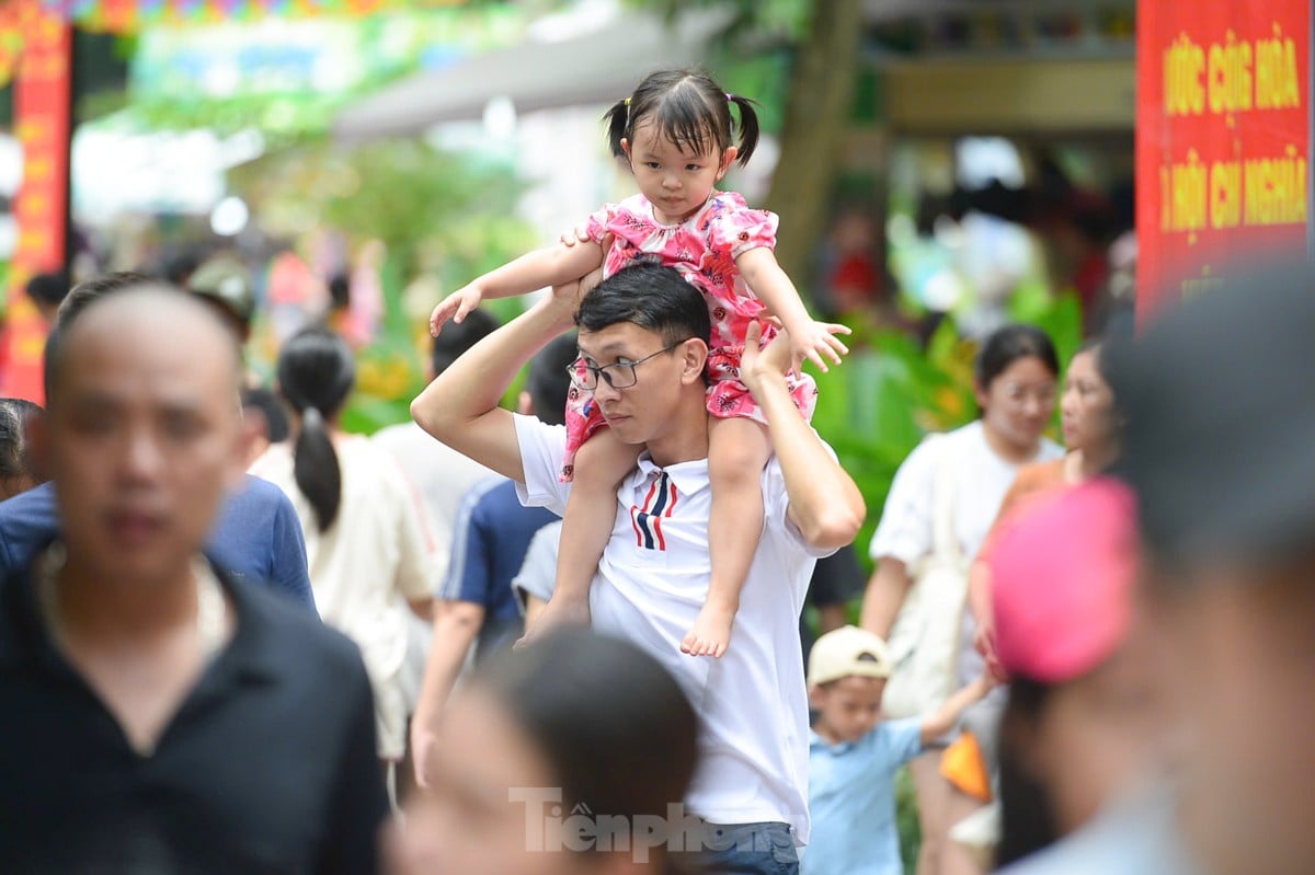 Hanoians leisurely stroll and sightsee during Independence Day holiday photo 19