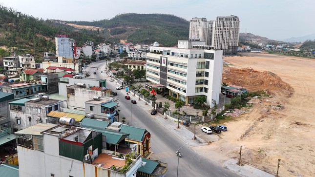 Gros plan du terrain pour construire un centre commercial de 5 200 milliards de VND à Ha Long, photo 8