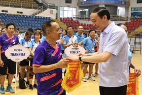 Eröffnung des Volleyballturniers für Senioren in der Provinz Phu Tho