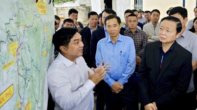 Le vice-Premier ministre Tran Hong Ha a inspecté deux projets d'autoroutes à Lam Dong.