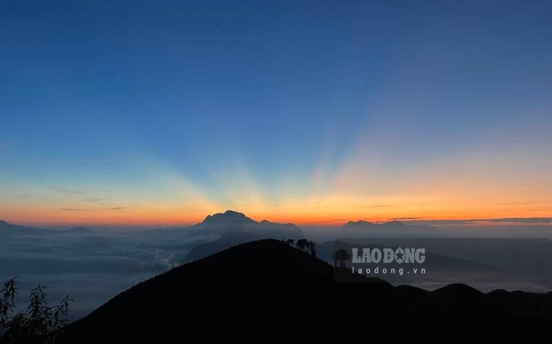 Coucher de soleil au sommet de la montagne Lao Than (Lao Cai). La distance totale à parcourir depuis Phin Ho jusqu'au sommet de Lao Than dans les deux sens est de 16 km.