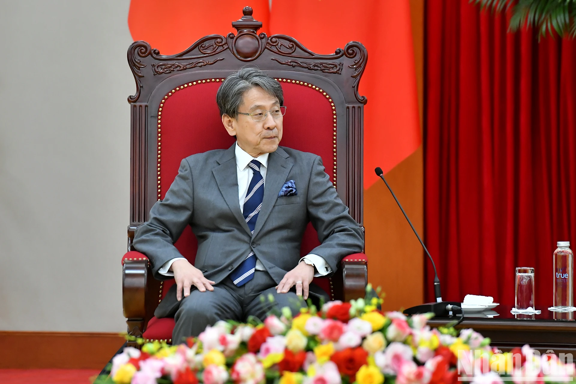 [Photo] General Secretary To Lam receives Chairman of the Board of Directors of the Japan Bank for International Cooperation photo 4