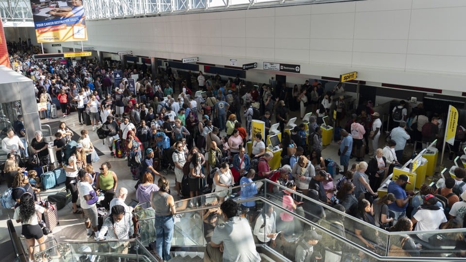 7月19日、アメリカのボルチモア国際空港で観光客が列をなしている。写真：AP